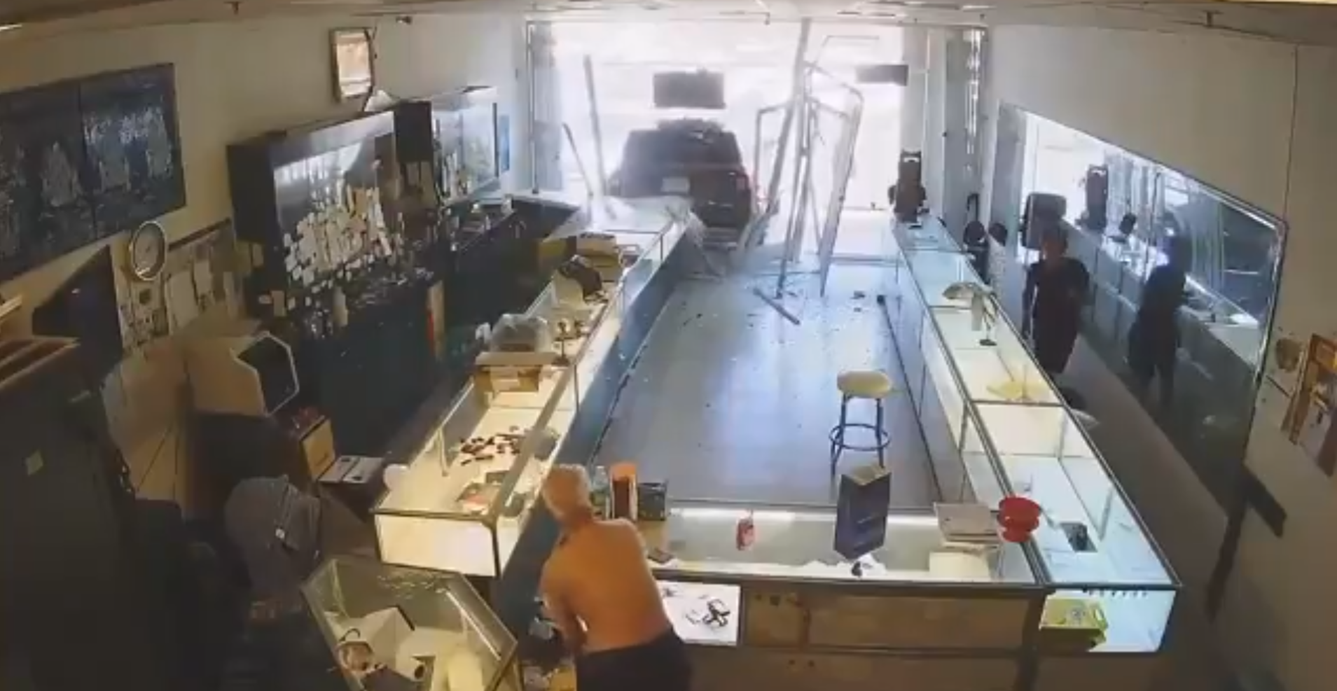 大批劫匪用斧頭、鐵鎚猛砸玻璃櫃,搶走大量金飾與珠寶,畫面中老闆曾試圖阻止行搶,但被其中1名疑犯粗暴推倒,跌落在碎玻璃上受傷。