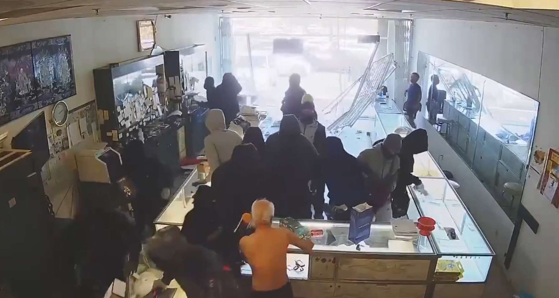 大批劫匪用斧頭、鐵鎚猛砸玻璃櫃,搶走大量金飾與珠寶,畫面中老闆曾試圖阻止行搶,但被其中1名疑犯粗暴推倒,跌落在碎玻璃上受傷。