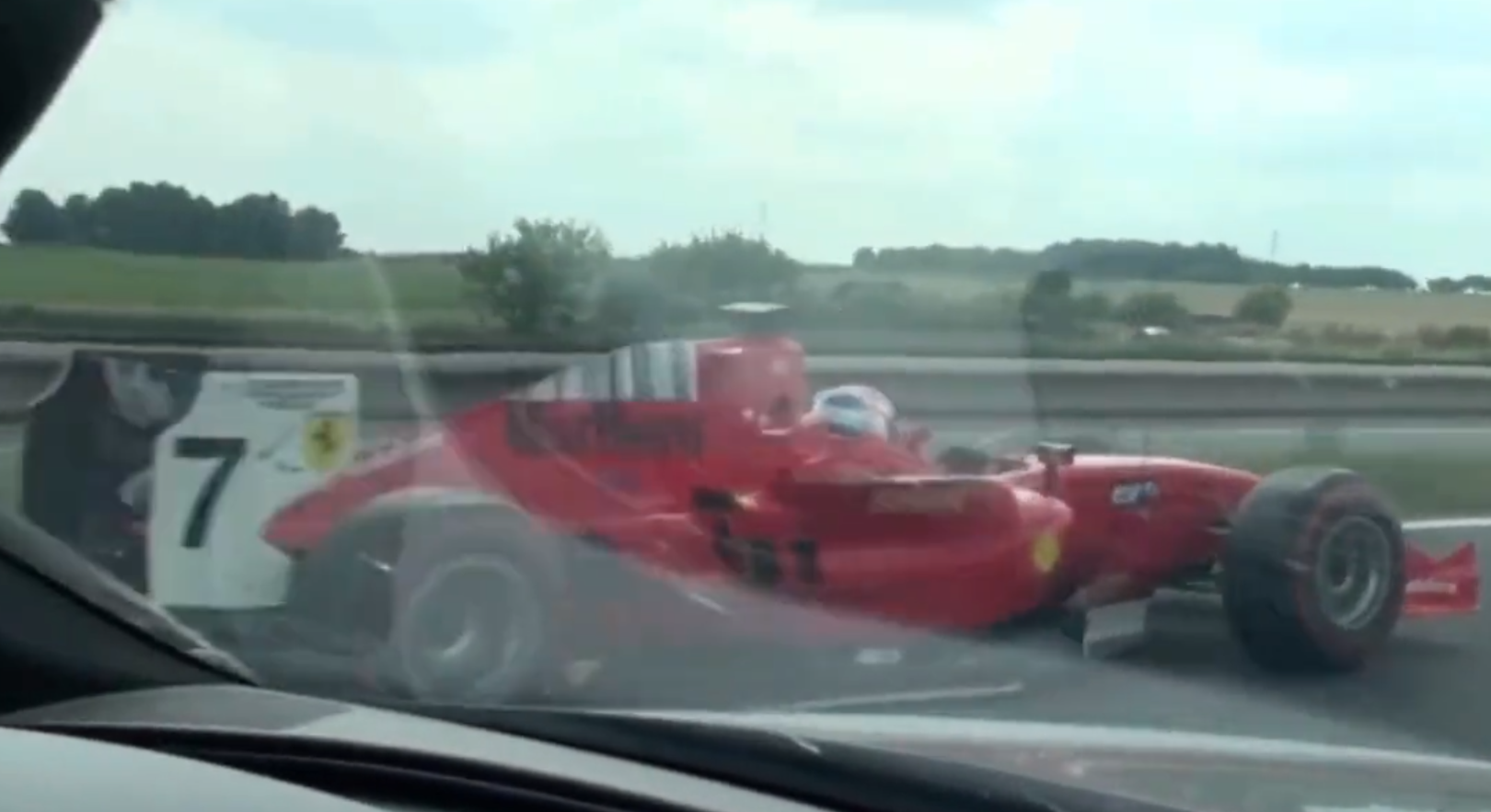 跑車被網上拍到在公路行駛。(影片截圖)