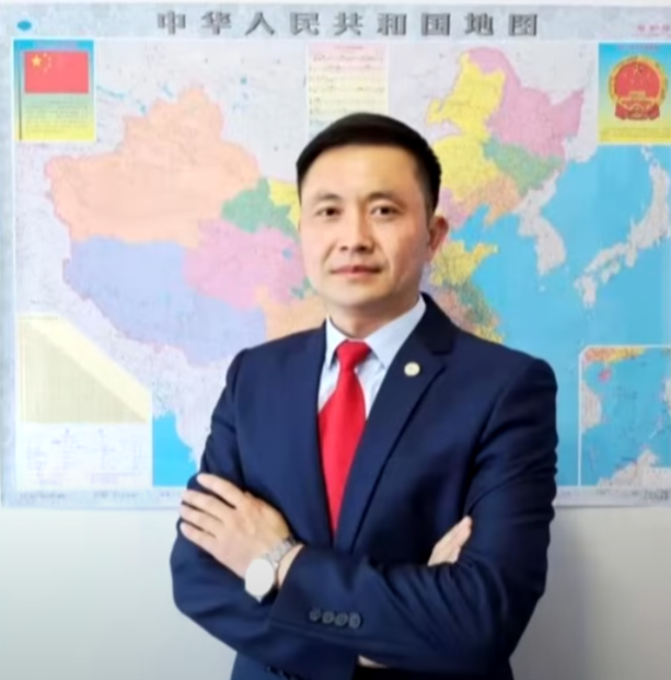 對方分享多張軍人照片,包括一張疑似於人大會議現場拍攝,但似乎曾修圖的圖片,並詳細描述部隊管理細節,令黃太信以為真。