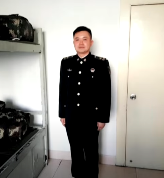 對方分享多張軍人照片,包括一張疑似於人大會議現場拍攝,但似乎曾修圖的圖片,並詳細描述部隊管理細節,令黃太信以為真。