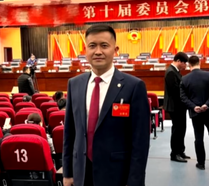 對方分享多張軍人照片,包括一張疑似於人大會議現場拍攝,但似乎曾修圖的圖片,並詳細描述部隊管理細節,令黃太信以為真。