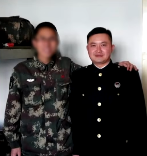 對方分享多張軍人照片,包括一張疑似於人大會議現場拍攝,但似乎曾修圖的圖片,並詳細描述部隊管理細節,令黃太信以為真。