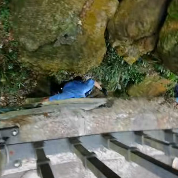 一名說普通話的女子與男伴於太平山頂期間,iPhone手機不慎掉落山下,報警求助後3警到場,1警用欄杆輔助從步道爬下去撿手機,步道上的警員向年輕女子及拍片同行男子指他們不應報警找警員幫忙撿手機(抖音影片)