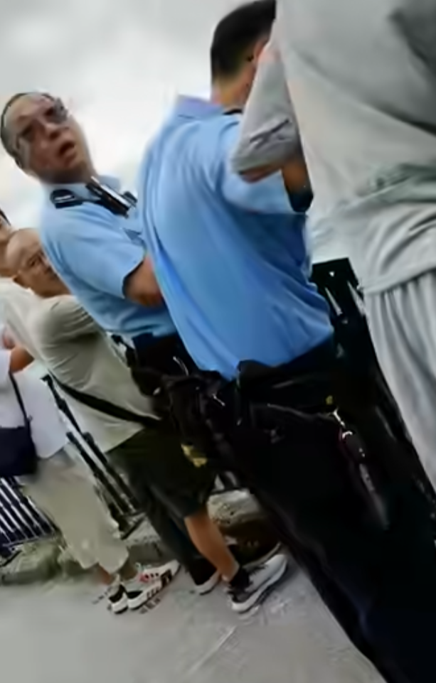 一名說普通話的女子與男伴於太平山頂期間,iPhone手機不慎掉落山下,報警求助後3警到場,1警用欄杆輔助從步道爬下去撿手機,步道上的警員向年輕女子及拍片同行男子指他們不應報警找警員幫忙撿手機(抖音影片)