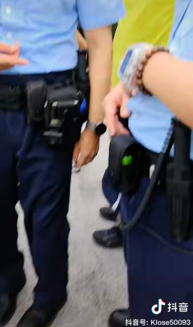 一名說普通話的女子與男伴於太平山頂期間,iPhone手機不慎掉落山下,報警求助後3警到場,1警用欄杆輔助從步道爬下去撿手機,步道上的警員向年輕女子及拍片同行男子指他們不應報警找警員幫忙撿手機(抖音影片)