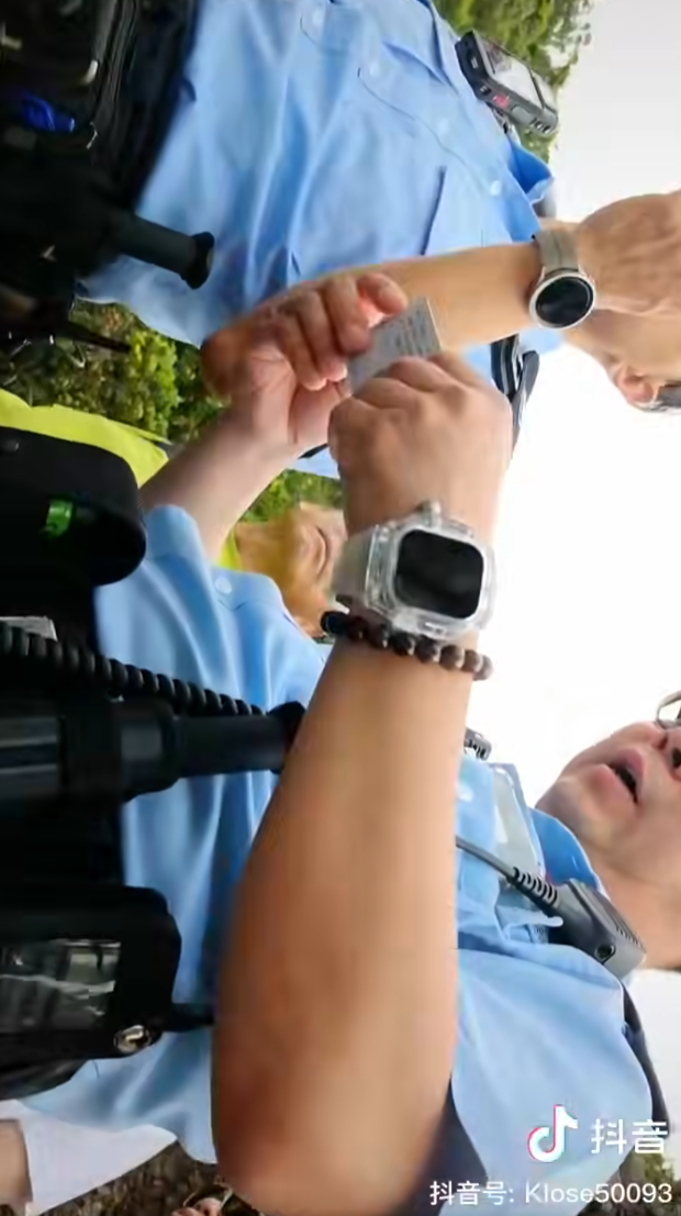 一名說普通話的女子與男伴於太平山頂期間,iPhone手機不慎掉落山下,報警求助後3警到場,1警用欄杆輔助從步道爬下去撿手機,步道上的警員向年輕女子及拍片同行男子指他們不應報警找警員幫忙撿手機(抖音影片)