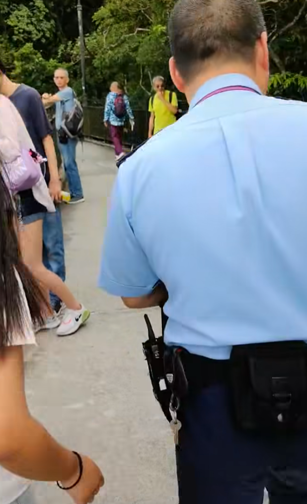 一名說普通話的女子與男伴於太平山頂期間,iPhone手機不慎掉落山下,報警求助後3警到場,1警用欄杆輔助從步道爬下去撿手機,步道上的警員向年輕女子及拍片同行男子指他們不應報警找警員幫忙撿手機(抖音影片)
