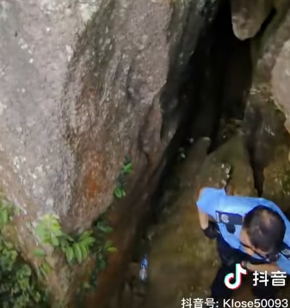 一名說普通話的女子與男伴於太平山頂期間,iPhone手機不慎掉落山下,報警求助後3警到場,1警用欄杆輔助從步道爬下去撿手機,步道上的警員向年輕女子及拍片同行男子指他們不應報警找警員幫忙撿手機(抖音影片)