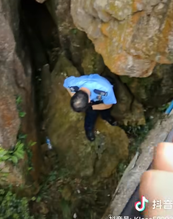一名說普通話的女子與男伴於太平山頂期間,iPhone手機不慎掉落山下,報警求助後3警到場,1警用欄杆輔助從步道爬下去撿手機,步道上的警員向年輕女子及拍片同行男子指他們不應報警找警員幫忙撿手機(抖音影片)