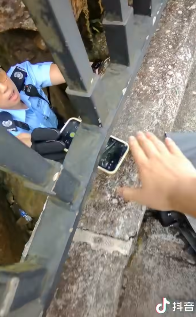 一名說普通話的女子與男伴於太平山頂期間,iPhone手機不慎掉落山下,報警求助後3警到場,1警用欄杆輔助從步道爬下去撿手機,步道上的警員向年輕女子及拍片同行男子指他們不應報警找警員幫忙撿手機(抖音影片)