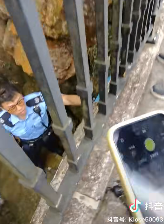 一名說普通話的女子與男伴於太平山頂期間,iPhone手機不慎掉落山下,報警求助後3警到場,1警用欄杆輔助從步道爬下去撿手機,步道上的警員向年輕女子及拍片同行男子指他們不應報警找警員幫忙撿手機(抖音影片)