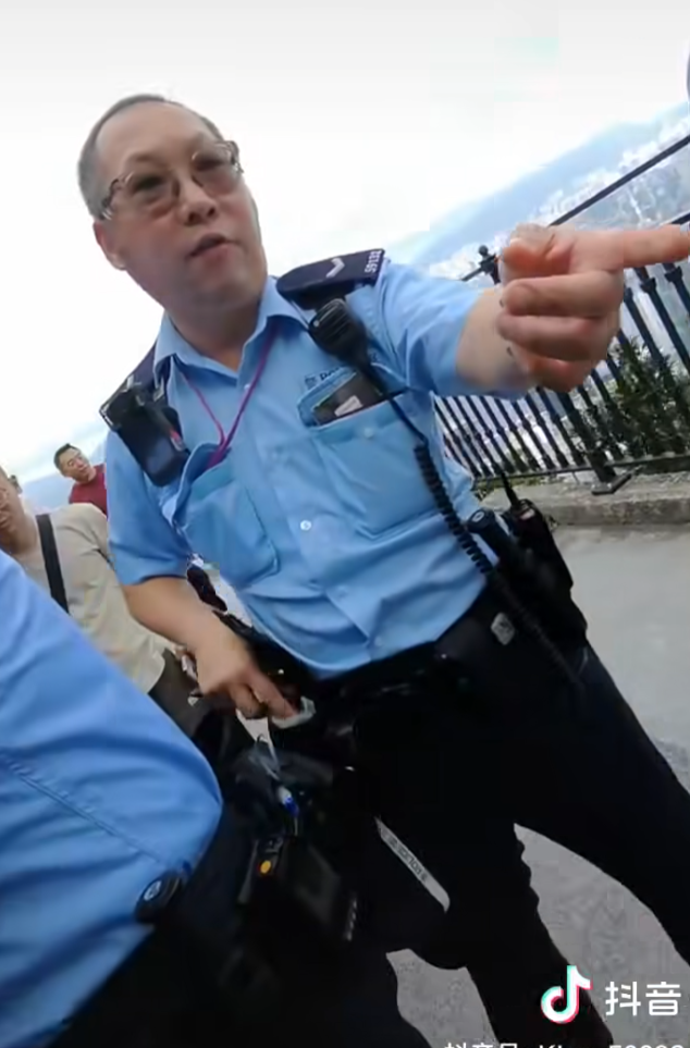 一名說普通話的女子與男伴於太平山頂期間,iPhone手機不慎掉落山下,報警求助後3警到場,1警用欄杆輔助從步道爬下去撿手機,步道上的警員向年輕女子及拍片同行男子指他們不應報警找警員幫忙撿手機(抖音影片)
