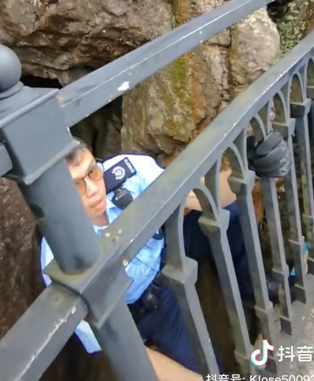 一名說普通話的女子與男伴於太平山頂期間,iPhone手機不慎掉落山下,報警求助後3警到場,1警用欄杆輔助從步道爬下去撿手機,步道上的警員向年輕女子及拍片同行男子指他們不應報警找警員幫忙撿手機(抖音影片)