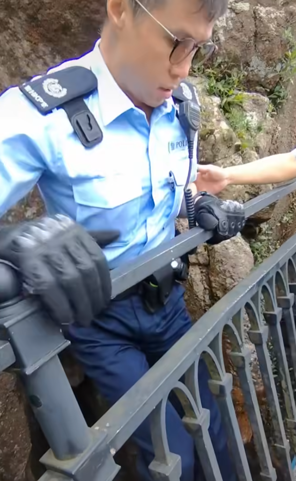 一名說普通話的女子與男伴於太平山頂期間,iPhone手機不慎掉落山下,報警求助後3警到場,1警用欄杆輔助從步道爬下去撿手機,步道上的警員向年輕女子及拍片同行男子指他們不應報警找警員幫忙撿手機(抖音影片)