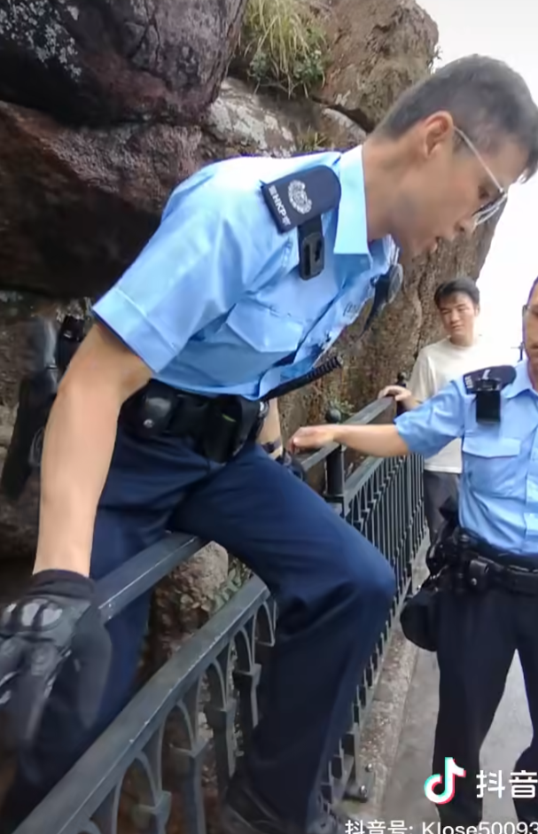 一名說普通話的女子與男伴於太平山頂期間,iPhone手機不慎掉落山下,報警求助後3警到場,1警用欄杆輔助從步道爬下去撿手機,步道上的警員向年輕女子及拍片同行男子指他們不應報警找警員幫忙撿手機(抖音影片)