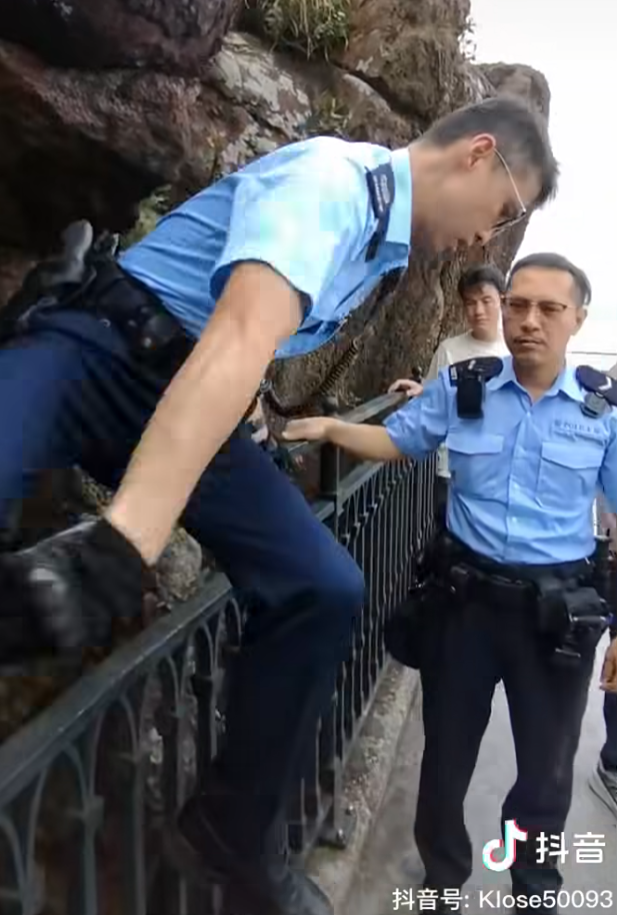 一名說普通話的女子與男伴於太平山頂期間,iPhone手機不慎掉落山下,報警求助後3警到場,1警用欄杆輔助從步道爬下去撿手機,步道上的警員向年輕女子及拍片同行男子指他們不應報警找警員幫忙撿手機(抖音影片)