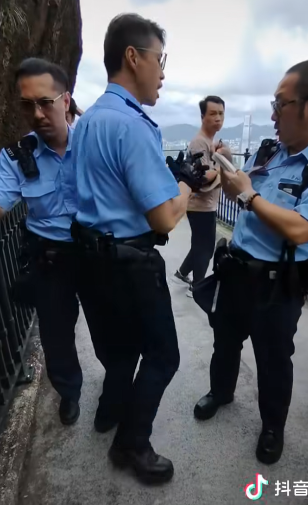 一名說普通話的女子與男伴於太平山頂期間,iPhone手機不慎掉落山下,報警求助後3警到場,1警用欄杆輔助從步道爬下去撿手機,步道上的警員向年輕女子及拍片同行男子指他們不應報警找警員幫忙撿手機(抖音影片)