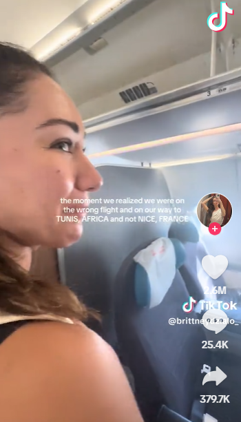 兩女上機後才知道飛機是去北非「突尼斯」,而不是法國「尼斯」。(互聯網)