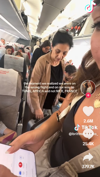 兩女上機後才知道飛機是去北非「突尼斯」,而不是法國「尼斯」。(互聯網)
