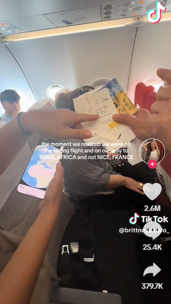 兩女上機後才知道飛機是去北非「突尼斯」,而不是法國「尼斯」。(互聯網)