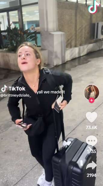 兩女上機後才知道飛機是去北非「突尼斯」,而不是法國「尼斯」。(互聯網)