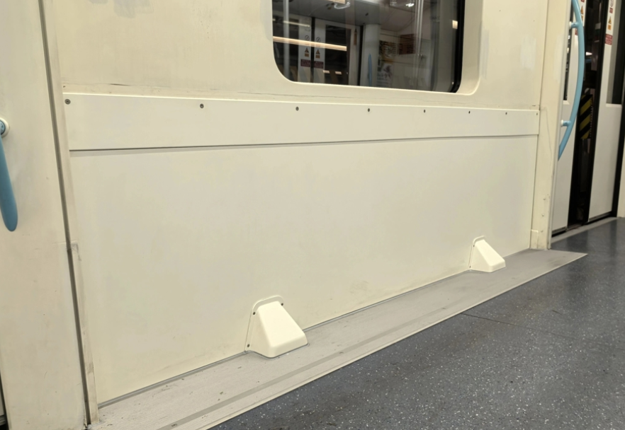 上海地鐵表示,針對9號線高峰可能出現的車廂擁擠情況,上海地鐵探索嘗試在滿足安全條件的情況下,在9號線列車部分車廂區域增加乘客站立面積。(網上圖片)