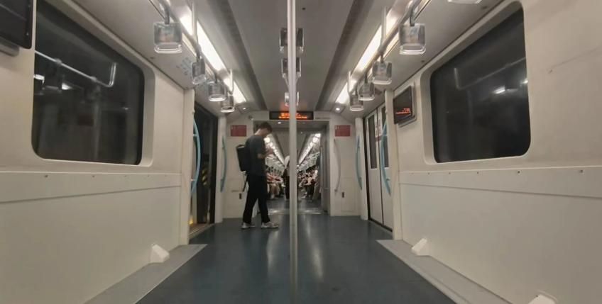 上海地鐵表示,針對9號線高峰可能出現的車廂擁擠情況,上海地鐵探索嘗試在滿足安全條件的情況下,在9號線列車部分車廂區域增加乘客站立面積。(網上圖片)