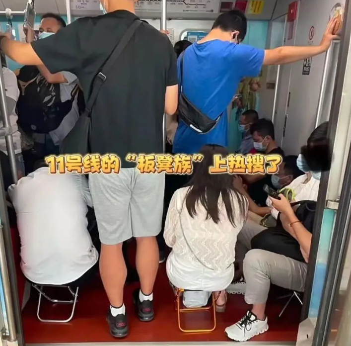 上海地鐵早晚高峰「板凳族」惹議。(網上圖片)