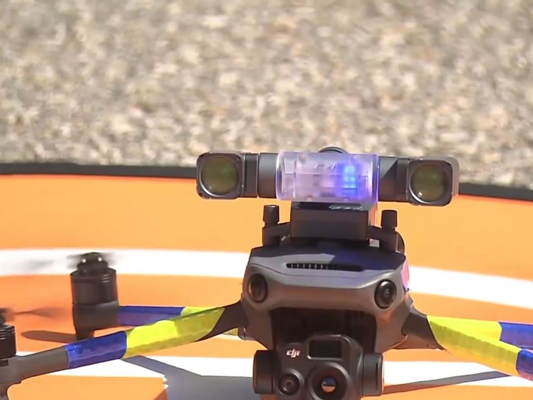 無人機機身有反光貼及紅藍閃燈提示。(now新聞截圖)