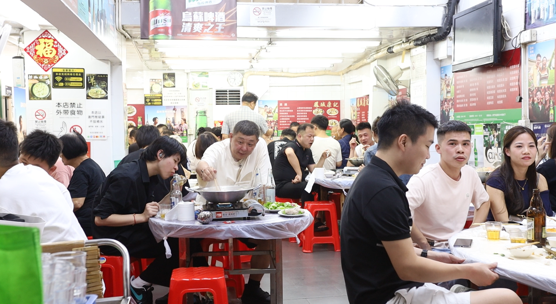 老字號鳳城康記豬骨煲是人氣網紅熱搜店,每晚都座無虛席。