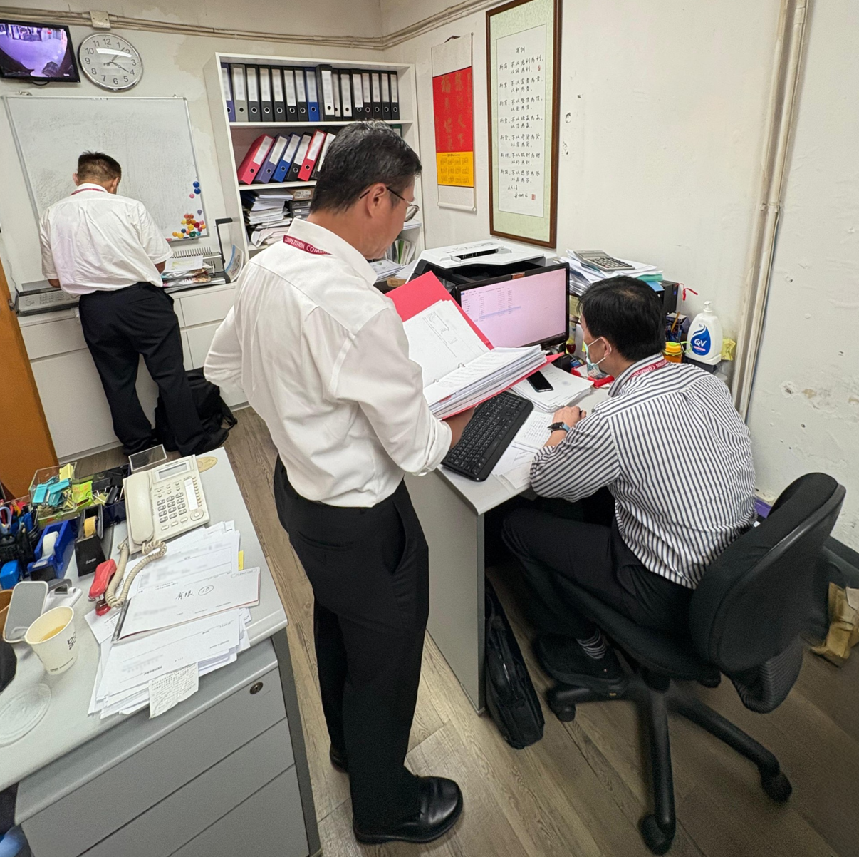 競爭事務委員會一連兩日就一宗涉及樓宇維修的圍標案件展開執法行動,根據法庭手令搜查了19個處所,包括九間工程承辦商的辦公室,以及涉案人士的住所。案件涉及港、九、新界多區共25個工程項目,初步估計合約總值逾六億港元。(競爭事務委員會)