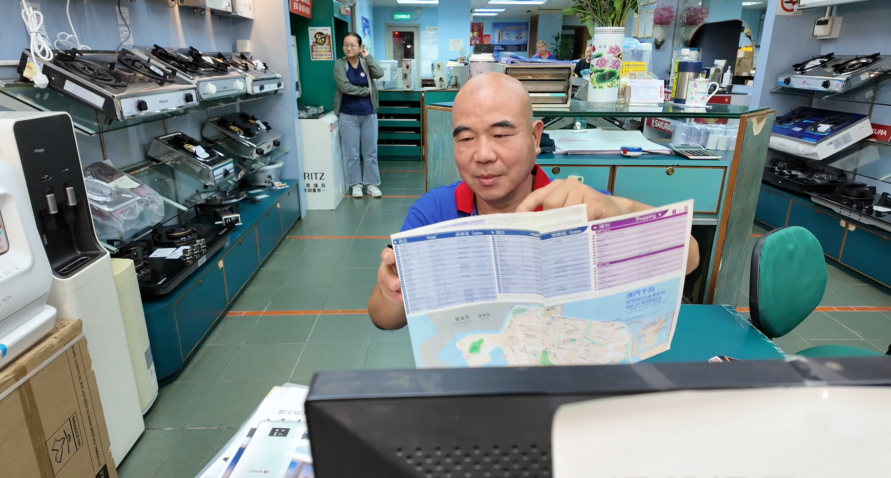 甸師傅指當風暴預告時,美豐都會及早規劃配送路線,為屋苑提前儲氣。