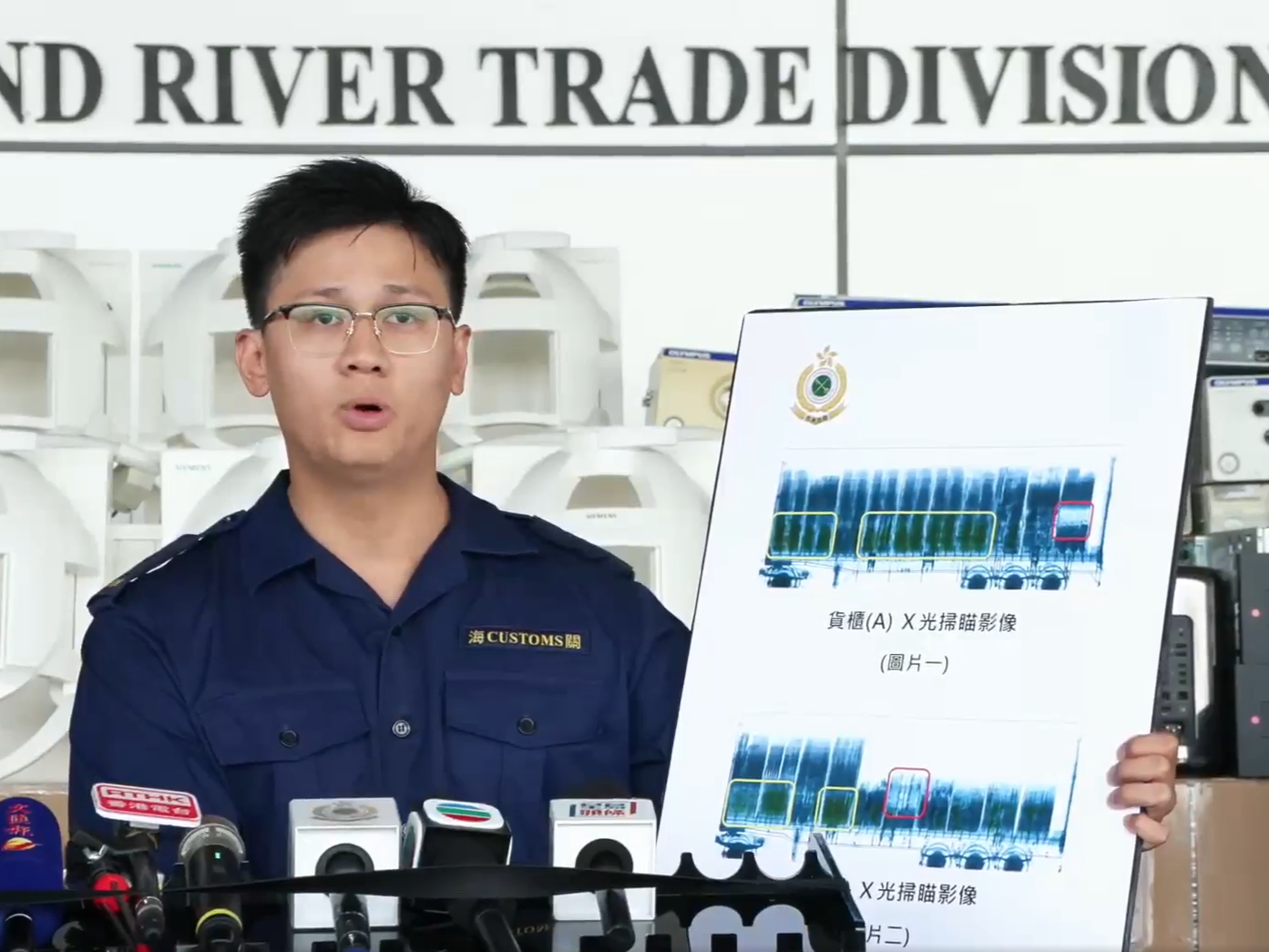 港口及海域科貨櫃貨物檢查組督察阮嘉賀。(香港海關Facebook)