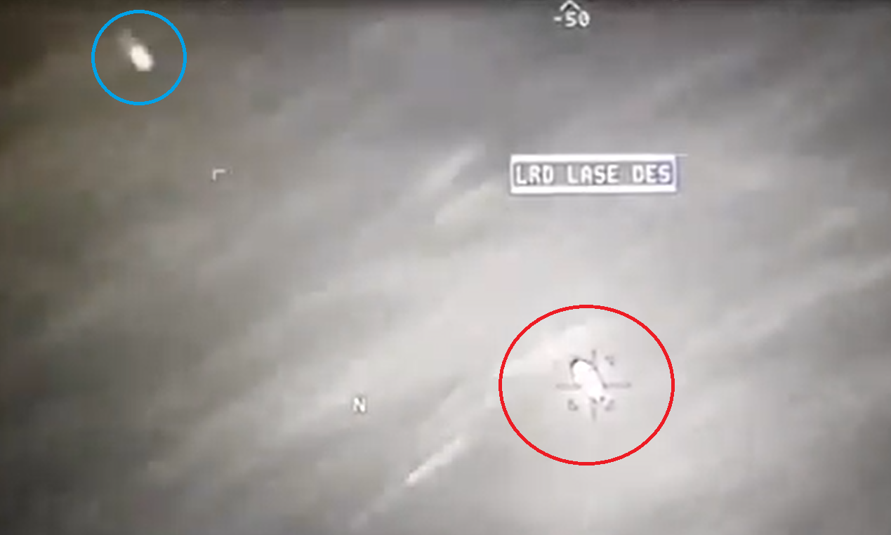 地獄火導彈(藍圈)射向不明飛行物體(紅圈)。(互聯網)