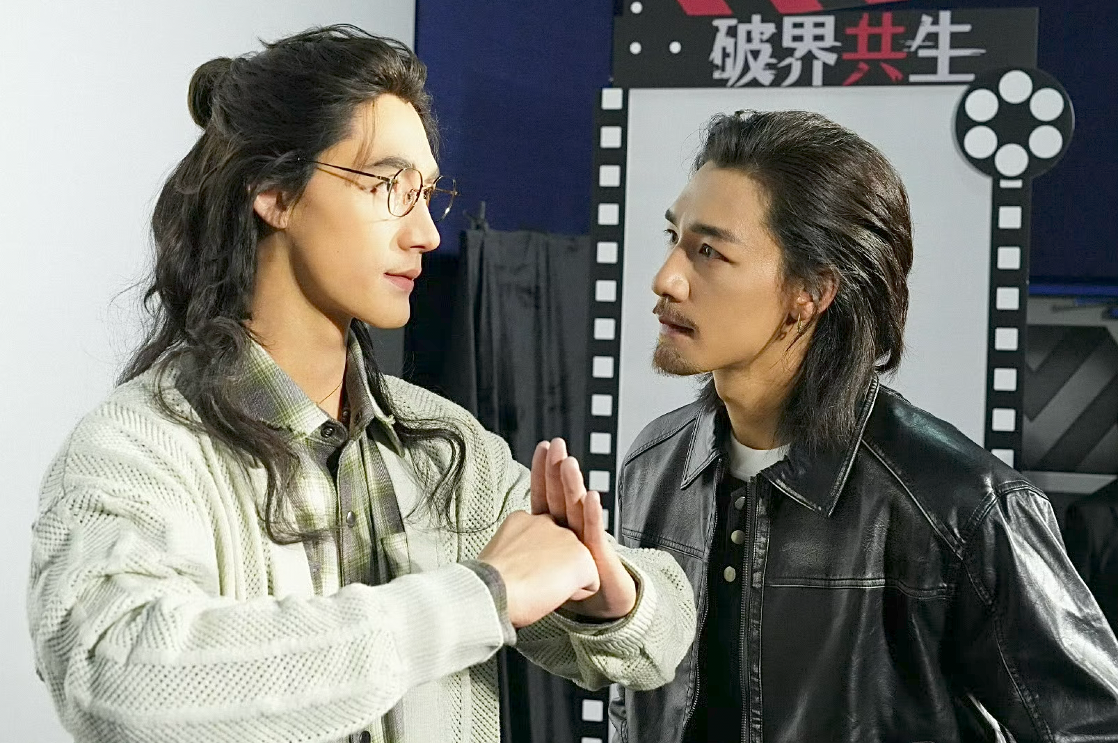 此沙早前為自己在《捕風》中的雙胞胎角色熙蒙於上海杜莎夫人蠟像館揭幕。