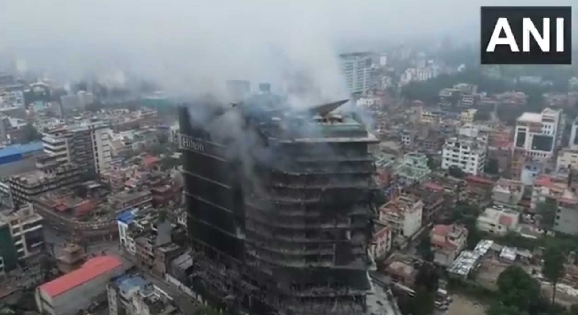 尼泊爾反政府示威持續延燒,示威者10日在加德滿都縱火焚燒希爾頓酒店(Hilton Kathmandu),這棟耗資80億尼泊爾盧比(約4.4億港元)打造的地標建築,在火焰中化為廢墟。