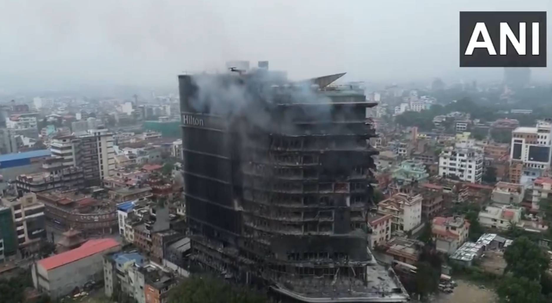 尼泊爾反政府示威持續延燒,示威者10日在加德滿都縱火焚燒希爾頓酒店(Hilton Kathmandu),這棟耗資80億尼泊爾盧比(約4.4億港元)打造的地標建築,在火焰中化為廢墟。