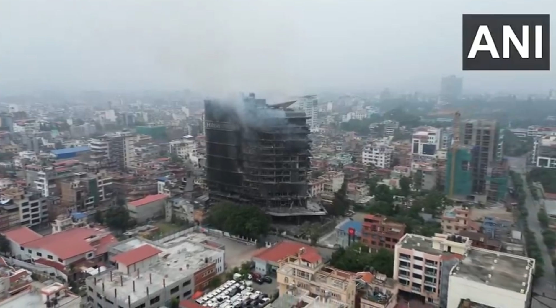 尼泊爾反政府示威持續延燒,示威者10日在加德滿都縱火焚燒希爾頓酒店(Hilton Kathmandu),這棟耗資80億尼泊爾盧比(約4.4億港元)打造的地標建築,在火焰中化為廢墟。