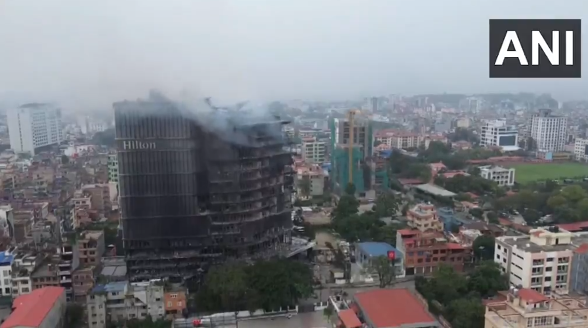 尼泊爾反政府示威持續延燒,示威者10日在加德滿都縱火焚燒希爾頓酒店(Hilton Kathmandu),這棟耗資80億尼泊爾盧比(約4.4億港元)打造的地標建築,在火焰中化為廢墟。