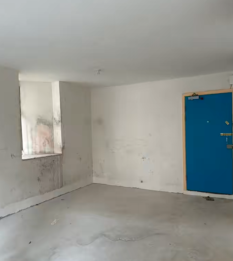 女網民分享獲派黃大仙下二邨龍泰樓的4人公屋單位,雖然讚地理位置不錯,不過卻因被派到一樓及窗外對住垃圾房,決定放棄,寧願等三派。(小紅書)