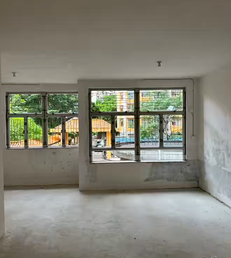 女網民分享獲派黃大仙下二邨龍泰樓的4人公屋單位,雖然讚地理位置不錯,不過卻因被派到一樓及窗外對住垃圾房,決定放棄,寧願等三派。(小紅書)