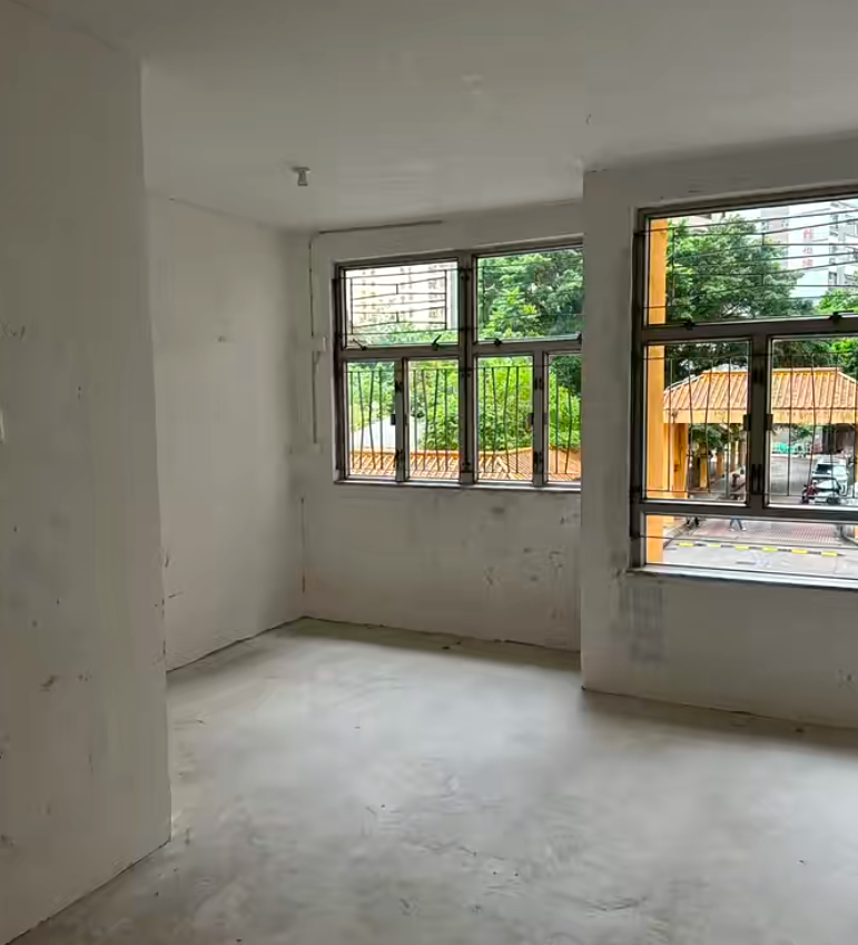 女網民分享獲派黃大仙下二邨龍泰樓的4人公屋單位,雖然讚地理位置不錯,不過卻因被派到一樓及窗外對住垃圾房,決定放棄,寧願等三派。(小紅書)