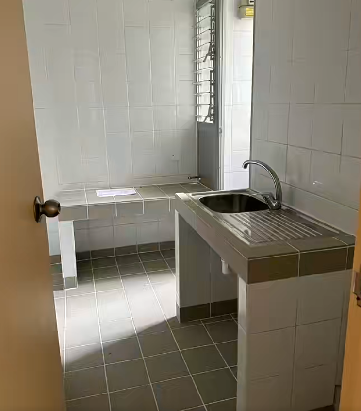 女網民分享獲派黃大仙下二邨龍泰樓的4人公屋單位,雖然讚地理位置不錯,不過卻因被派到一樓及窗外對住垃圾房,決定放棄,寧願等三派。(小紅書)