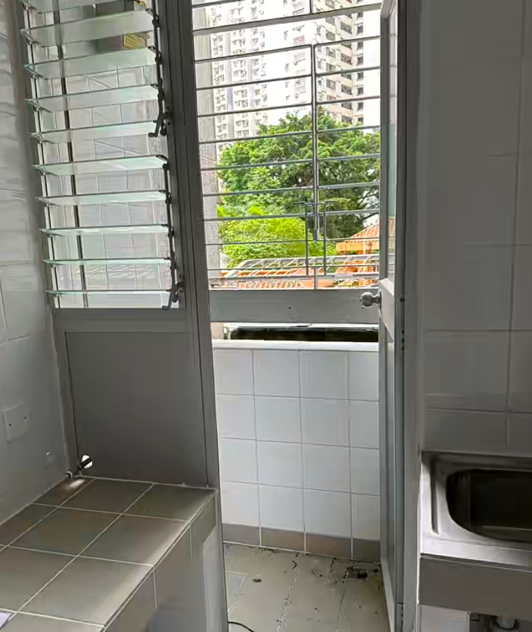 女網民分享獲派黃大仙下二邨龍泰樓的4人公屋單位,雖然讚地理位置不錯,不過卻因被派到一樓及窗外對住垃圾房,決定放棄,寧願等三派。(小紅書)