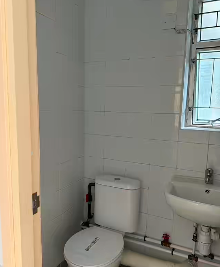 女網民分享獲派黃大仙下二邨龍泰樓的4人公屋單位,雖然讚地理位置不錯,不過卻因被派到一樓及窗外對住垃圾房,決定放棄,寧願等三派。(小紅書)