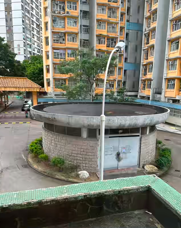 女網民分享獲派黃大仙下二邨龍泰樓的4人公屋單位,雖然讚地理位置不錯,不過卻因被派到一樓及窗外對住垃圾房,決定放棄,寧願等三派。(小紅書)