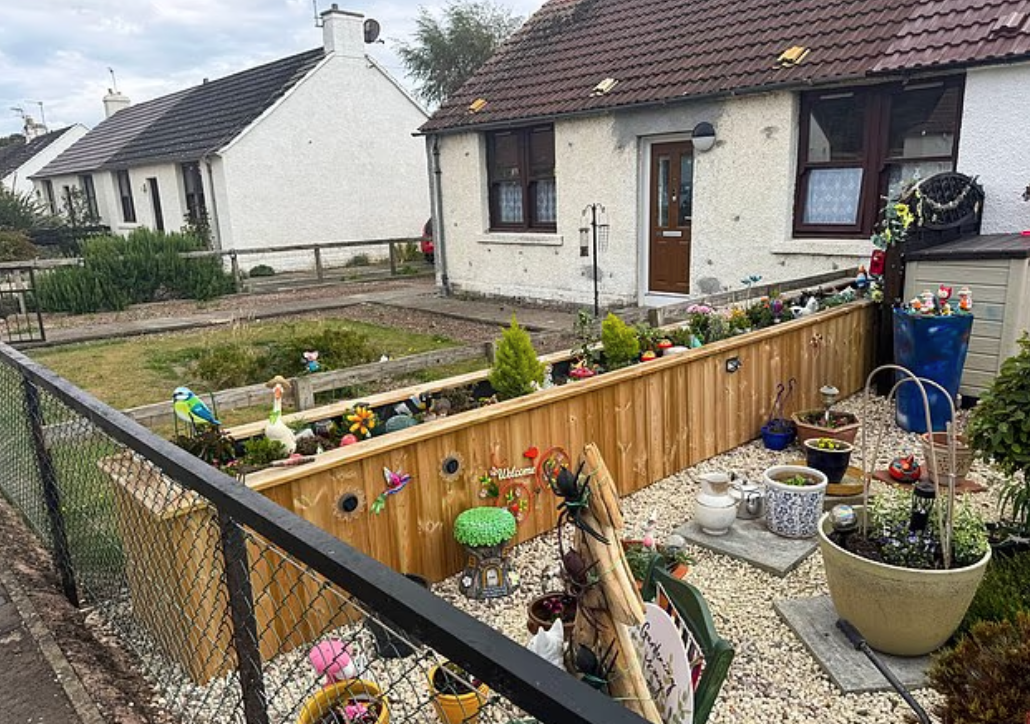 花槽設於自家前庭,旁邊是鄰居的花園,事主因「長時間照料花草」指被鄰居投訴侵犯私隱。(互聯網)