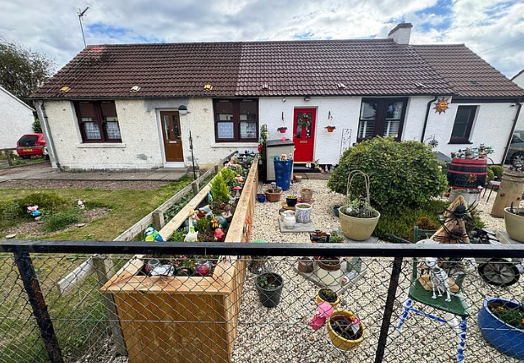 花槽設於自家前庭,旁邊是鄰居的花園,事主因「長時間照料花草」指被鄰居投訴侵犯私隱。(互聯網)