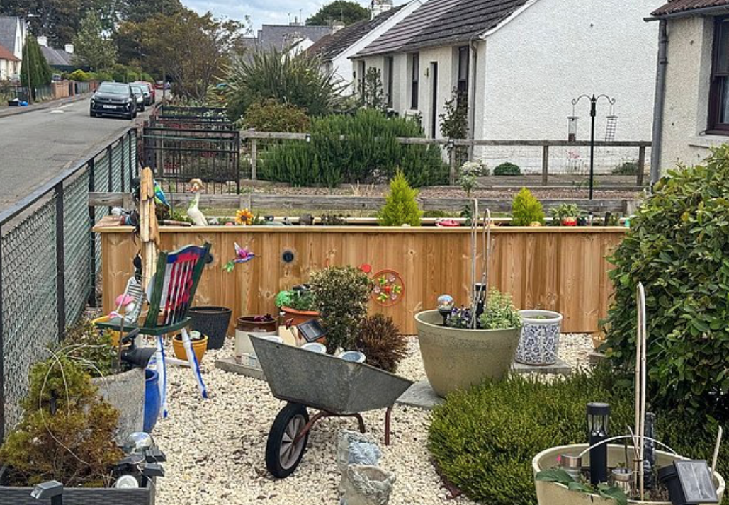 花槽設於自家前庭,旁邊是鄰居的花園,事主因「長時間照料花草」指被鄰居投訴侵犯私隱。(互聯網)